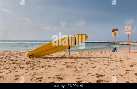 Plage et surf life guard station sur une plage hawaïenne de sable Banque D'Images