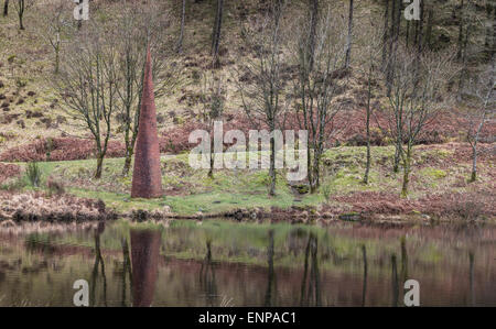 La sculpture de l'aiguille sur le Loch noir dans le Galloway Forest Park de l'Ecosse. Banque D'Images