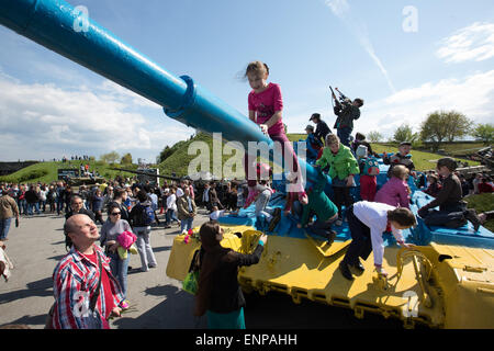 Kiev, Ukraine. 09 mai, 2015. Des enfants jouent sur un réservoir exposé au Musée de la Grande guerre patriotique de Kiev, Ukraine, 09 mai 2015. Photo : Jan A. Nicolas/DPA - PAS DE FIL - SERVICE/dpa/Alamy Live News Banque D'Images