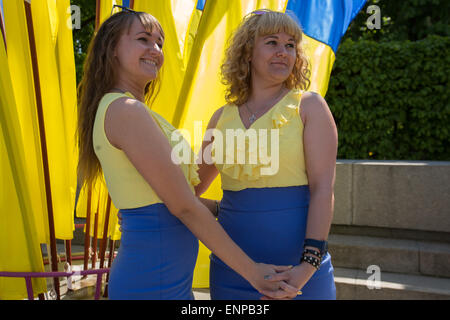 Kiev, Ukraine. 09 mai, 2015. Deux femme vêtue de la Ukrainian national couleurs posent devant des drapeaux Ukrainiens pendant qu'ils ont leur photo prise par un ami à Kiev, Ukraine, 09 mai 2015. Photo : Jan A. Nicolas/DPA - PAS DE FIL - SERVICE/dpa/Alamy Live News Banque D'Images