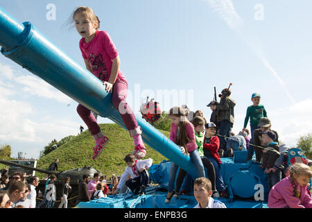 Kiev, Ukraine. 09 mai, 2015. Des enfants jouent sur un réservoir exposé au Musée de la Grande guerre patriotique de Kiev, Ukraine, 09 mai 2015. Photo : Jan A. Nicolas/DPA - PAS DE FIL - SERVICE/dpa/Alamy Live News Banque D'Images