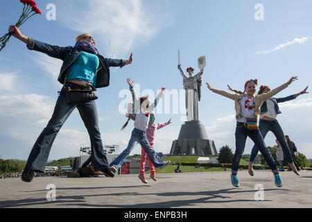 Kiev, Ukraine. 09 mai, 2015. Une femme passe avec sa fille et ses amis en face de la 'Mothersland Rodina-Mat" (mère) monument à Kiev, Ukraine, 09 mai 2015. Photo : Jan A. Nicolas/DPA - PAS DE FIL - SERVICE/dpa/Alamy Live News Banque D'Images