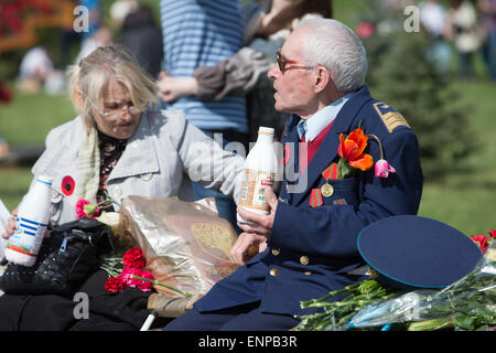 Kiev, Ukraine. 09 mai, 2015. Un ancien combattant de la Seconde Guerre mondiale a déjeuner dans le "musée de la Grande Guerre de la patrie" à Kiev, Ukraine, 09 mai 2015. Photo : Jan A. Nicolas/DPA - PAS DE FIL - SERVICE/dpa/Alamy Live News Banque D'Images