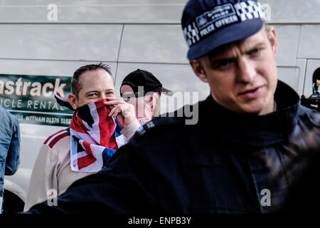 Waltham Forest. Le 9 mai 2015. Un membre de la Ligue de défense anglaise cache son visage comme anti-fascistes se rassemblent pour protester contre une marche organisée par l'EDL. Photographe : Gordon 1928/Alamy Live News Banque D'Images