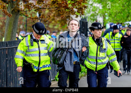 Waltham Forest. Le 9 mai 2015. Arrestations faites comme anti-fascistes se rassemblent pour protester contre une marche organisée par la Ligue de défense anglaise. Photographe : Gordon 1928/Alamy Live News Banque D'Images