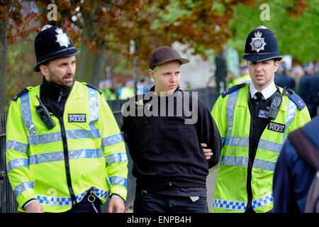 Waltham Forest. Le 9 mai 2015. Arrestations faites comme anti-fascistes se rassemblent pour protester contre une marche organisée par la Ligue de défense anglaise. Photographe : Gordon 1928/Alamy Live News Banque D'Images