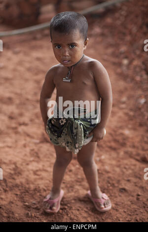 Dhaka, Bangladesh. 9 mai, 2015. DHAKA, BANGLADESH - 09 mai : Enfants de mère jouant près de leur lieu de travail de la mère à Dhaka le 09 mai 2015.Le groupe de mères de famille pauvre face à des difficultés qu'ils n'ont pas accès aux services de garde pour leurs enfants pendant leurs heures de travail. © Zakir Hossain Chowdhury/ZUMA/Alamy Fil Live News Banque D'Images