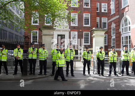 Westminster London, UK. 9e mai 2015. La garde de la police l'entrée du quartier général du parti conservateur, la guerre de classe formulaire de protestataires qui prévoient de mars à Downing Street contre l'austérité et les coupes a jour après que David Cameron a obtenu une majorité de devenir premier ministre le mérite : amer ghazzal/Alamy Live News Banque D'Images