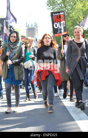 Londres, Royaume-Uni. 9e mai 2015. Les manifestants d'austérité se déplacer dans le centre de Londres, le chant et des banderoles. Crédit : Matthieu Chattle/Alamy Live News Banque D'Images