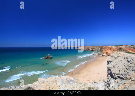 La plage de Praia do Tonel près de Sagres en Algarve au Portugal. Banque D'Images