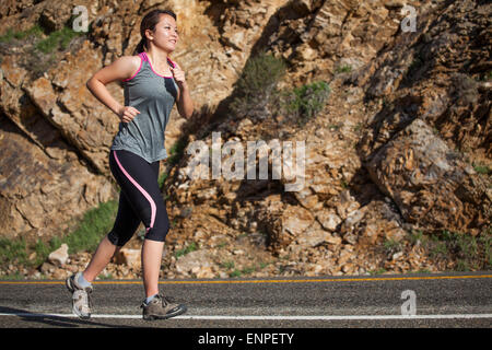 Woman outdoors brunette trail running femme, femme, run, la course, le conditionnement physique, la formation, l'exercice, fitness, exercices Banque D'Images