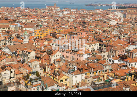 Une vue sur les toits de Venise au cours de la journée Banque D'Images