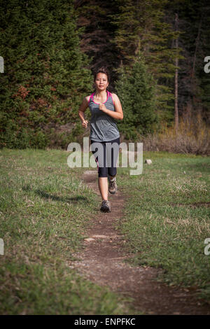 Woman outdoors brunette trail running femme, femme, run, la course, le conditionnement physique, la formation, l'exercice, fitness, exercices Banque D'Images