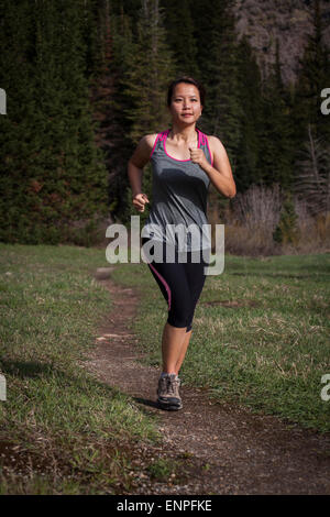 Woman outdoors brunette trail running femme, femme, run, la course, le conditionnement physique, la formation, l'exercice, fitness, exercices Banque D'Images