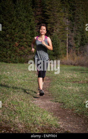 Woman outdoors brunette trail running femme, femme, run, la course, le conditionnement physique, la formation, l'exercice, fitness, exercices Banque D'Images