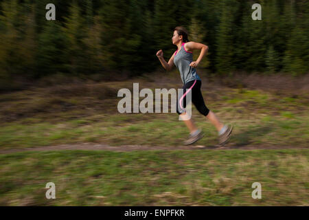 Woman outdoors brunette trail running femme, femme, run, la course, le conditionnement physique, la formation, l'exercice, fitness, exercices Banque D'Images