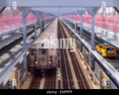 Arrière-plan flou de rame de métro et taxi jaune de se croiser sur le pont de Williamsburg à New York, NY, USA. Banque D'Images