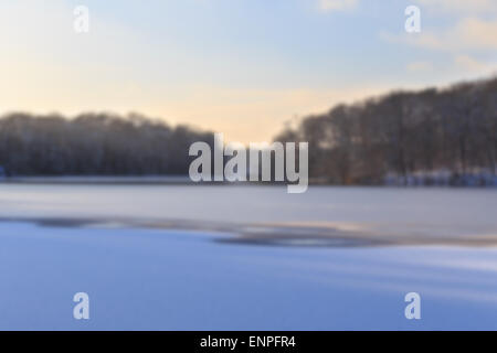 Arrière-plan flou de vue sur lac gelé partiellement Schlachtensee à Berlin, Allemagne en hiver. Banque D'Images