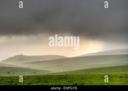 Eastbourne, East Sussex, UK..9 Mai 2015..nuage au-dessus de Belle Tout phare et doyen de l'est à droite, comme Sea mist se déplace dans..David Burr/Alamy Live News. Banque D'Images
