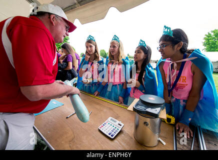 Les plaines, Virginia, USA. 09 mai, 2015. Les membres de l'équipe de l'école intermédiaire Seabrook Seabrook, Texas, répondre à des questions pendant l'inspection et de certification de leur équipe au cours de la fusée 2015 America Rocketry Challenge finale, le plus grand concours de fusée. Le CARC règles exigent que les équipes de collégiens et les élèves de concevoir et de construire une fusée qui peut voler à 800 pieds ; sur la terre au sein de 46-48 secondes. L'un oeuf cru est la charge utile à bord, et de le retourner à terre avec l'aide de parachute non fissuré est également une exigence. Cette année, une centaine de tu Banque D'Images