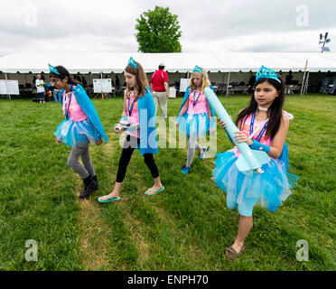 Les plaines, Virginia, USA. 09 mai, 2015. Les membres de l'équipe de l'école intermédiaire Seabrook Seabrook, Texas, chef de la station d'inspection avec leur équipe au cours de la fusée 2015 America Rocketry Challenge finale, le plus grand concours de fusée. Le CARC règles exigent que les équipes de collégiens et les élèves de concevoir et de construire une fusée qui peut voler à 800 pieds ; sur la terre au sein de 46-48 secondes. L'un oeuf cru est la charge utile à bord, et de le retourner à terre avec l'aide de parachute non fissuré est également une exigence. Cette année, une centaine de milliers de dollars en sch Banque D'Images