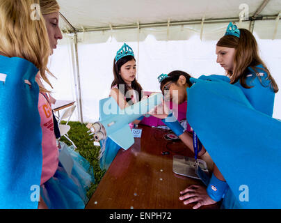 Les plaines, Virginia, USA. 09 mai, 2015. Les membres de l'équipe de l'école intermédiaire Seabrook Seabrook, Texas, de préparer leur équipe au cours de la fusée 2015 America Rocketry Challenge finale, le plus grand concours de fusée. Le CARC règles exigent que les équipes de collégiens et les élèves de concevoir et de construire une fusée qui peut voler à 800 pieds ; sur la terre au sein de 46-48 secondes. L'un oeuf cru est la charge utile à bord, et de le retourner à terre avec l'aide de parachute non fissuré est également une exigence. Cette année, une centaine de milliers de dollars en bourses et prix ont été awa Banque D'Images