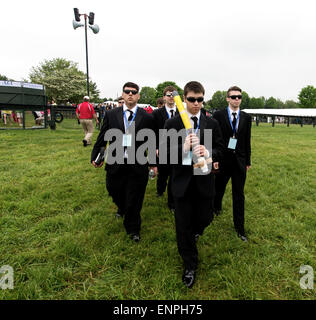 Les plaines, Virginia, USA. 09 mai, 2015. Avec leur rocket dûment assemblés et inspecté, l'équipe s'appelaient les ''Men in Black'' de Northview High School de Sylvania (Ohio), prendre la direction de l'aire de lancement au cours de l'équipe 2015 America Rocketry Challenge finale, le plus grand concours de fusée. Le CARC règles exigent que les équipes de collégiens et les élèves de concevoir et de construire une fusée qui peut voler à 800 pieds ; sur la terre au sein de 46-48 secondes. L'un oeuf cru est la charge utile à bord, et de le retourner à terre avec l'aide de parachute non fissuré est aussi une requiremen Banque D'Images