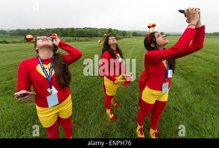 Les plaines, Virginia, USA. 09 mai, 2015. Membres de l'équipe de la San Luis Middle School à San Luis, Arizona, regarder leur lancement d'une fusée dans un ciel couvert au cours de l'équipe 2015 America Rocketry Challenge finale, le plus grand concours de fusée. Le CARC règles exigent que les équipes de collégiens et les élèves de concevoir et de construire une fusée qui peut voler à 800 pieds ; sur la terre au sein de 46-48 secondes. L'un oeuf cru est la charge utile à bord, et de le retourner à terre avec l'aide de parachute non fissuré est également une exigence. Cette année, une centaine de milliers de dollars dans scholarshi Banque D'Images