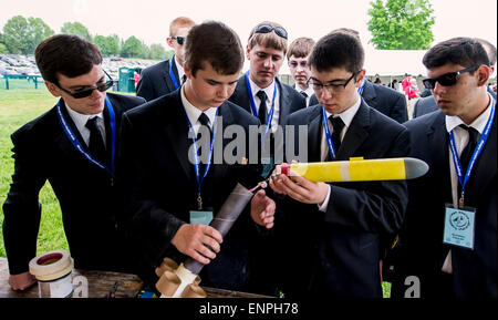 Les plaines, Virginia, USA. 09 mai, 2015. Le ''Men in Black'' des membres d'équipe de Northview High School de Sylvania (Ohio), monter leur équipe au cours de la fusée 2015 America Rocketry Challenge finale, le plus grand concours de fusée. Le CARC règles exigent que les équipes de collégiens et les élèves de concevoir et de construire une fusée qui peut voler à 800 pieds ; sur la terre au sein de 46-48 secondes. L'un oeuf cru est la charge utile à bord, et de le retourner à terre avec l'aide de parachute non fissuré est également une exigence. Cette année, une centaine de milliers de dollars en bourses et prix Banque D'Images