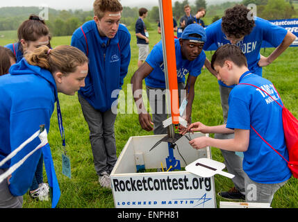 Les plaines, Virginia, USA. 09 mai, 2015. Les membres de l'équipe de Clariden High School à Southlake, Texas, de préparer leur fusée pour lancer au cours de l'équipe 2015 America Rocketry Challenge finale, le plus grand concours de fusée. Le CARC règles exigent que les équipes de collégiens et les élèves de concevoir et de construire une fusée qui peut voler à 800 pieds ; sur la terre au sein de 46-48 secondes. L'un oeuf cru est la charge utile à bord, et de le retourner à terre avec l'aide de parachute non fissuré est également une exigence. Cette année, une centaine de milliers de dollars en bourses et prix ont été awa Banque D'Images