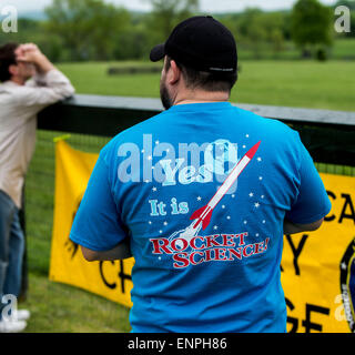 Les plaines, Virginia, USA. 09 mai, 2015. Un spectateur fait une déclaration avec son t-shirt pendant qu'il observe l'action au cours de l'équipe 2015 America Rocketry Challenge finale, le plus grand concours de fusée. Le CARC règles exigent que les équipes de collégiens et les élèves de concevoir et de construire une fusée qui peut voler à 800 pieds ; sur la terre au sein de 46-48 secondes. L'un oeuf cru est la charge utile à bord, et de le retourner à terre avec l'aide de parachute non fissuré est également une exigence. Cette année, une centaine de milliers de dollars en bourses et prix ont été décernés aux équipes pl Banque D'Images