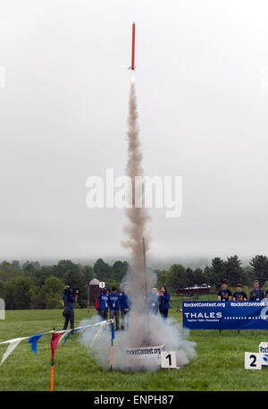 Les plaines, Virginia, USA. 09 mai, 2015. Les membres de l'équipe de Clariden High School à Southlake, Texas, regardez leur roquette au cours de l'équipe 2015 America Rocketry Challenge finale, le plus grand concours de fusée. Le CARC règles exigent que les équipes de collégiens et les élèves de concevoir et de construire une fusée qui peut voler à 800 pieds ; sur la terre au sein de 46-48 secondes. L'un oeuf cru est la charge utile à bord, et de le retourner à terre avec l'aide de parachute non fissuré est également une exigence. Cette année, une centaine de milliers de dollars en bourses et prix ont été décernés t Banque D'Images