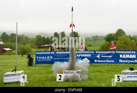 Les plaines, Virginia, USA. 09 mai, 2015. Les membres de l'équipe de Mountain Vista Governor's School à Warrenton, Virginia regardez comme leurs lancements au cours de l'équipe 2015 America Rocketry Challenge finale, le plus grand concours de fusée. Le CARC règles exigent que les équipes de collégiens et les élèves de concevoir et de construire une fusée qui peut voler à 800 pieds ; sur la terre au sein de 46-48 secondes. L'un oeuf cru est la charge utile à bord, et de le retourner à terre avec l'aide de parachute non fissuré est également une exigence. Cette année, une centaine de milliers de dollars en bourses et pr Banque D'Images