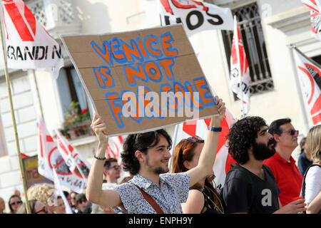 Venise, Italie : Un homme est titulaire d'une affiche avec les mots Venise n'est pas à vendre à Venise le 9 mai 2015. Banque D'Images