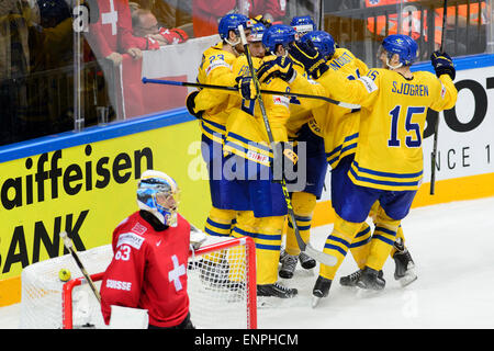 Prague, République tchèque. 9 mai, 2015. Les joueurs suédois célébrer une victoire but durant le Championnat du Monde de Hockey sur Glace Suède un match de groupe contre la Suisse à Prague, République tchèque, le 9 mai 2015. Credit : Michal Kamayrt/CTK Photo/Alamy Live News Banque D'Images