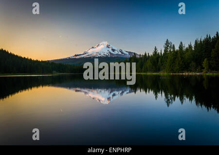Mount Hood se reflétant dans le lac au coucher du soleil, Trillium dans Mount Hood National Forest, de l'Oregon. Banque D'Images