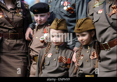 Narva, Estonie. 9 mai, 2015. Les enfants habillés en costumes de LA SECONDE GUERRE MONDIALE soldats participent à une cérémonie marquant le 70e anniversaire de la victoire sur l'Allemagne nazie pendant la DEUXIÈME GUERRE MONDIALE, dans la région de Narva, troisième plus grande ville d'Estonie, le 9 mai 2015. Crédit : Sergei Stepanov/Xinhua/Alamy Live News Banque D'Images