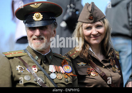 Narva, Estonie. 9 mai, 2015. Peuple estonien habillés en costumes de LA SECONDE GUERRE MONDIALE soldats participent à une cérémonie marquant le 70e anniversaire de la victoire sur l'Allemagne nazie pendant la DEUXIÈME GUERRE MONDIALE, dans la région de Narva, troisième plus grande ville d'Estonie, le 9 mai 2015. Crédit : Sergei Stepanov/Xinhua/Alamy Live News Banque D'Images