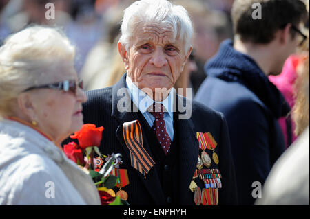 Narva, Estonie. 9 mai, 2015. Un vétéran de la DEUXIÈME GUERRE MONDIALE assiste à une cérémonie marquant le 70e anniversaire de la victoire sur l'Allemagne nazie pendant la DEUXIÈME GUERRE MONDIALE, dans la région de Narva, troisième plus grande ville d'Estonie, le 9 mai 2015. Crédit : Sergei Stepanov/Xinhua/Alamy Live News Banque D'Images