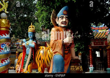 Bang Saen, Thaïlande : Giant figures sculptées dans les jardins colorés au temple chinois Bouddha Guan-Yin sur Sam Muk Hill Banque D'Images