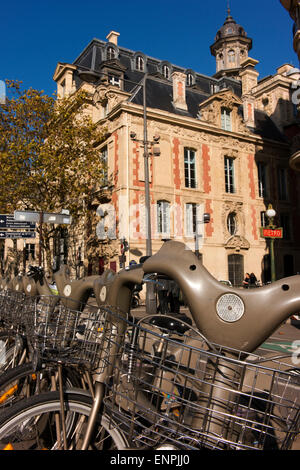 Des Vélos à une station vélo Velib'. Banque D'Images