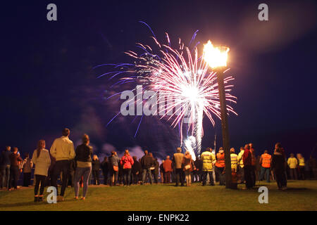 Gun Hill, Southwold, Suffolk. 9e mai 2015. À 21h30 la balise a été allumé pour le jour de la victoire en 70e anniversaire à Gun Hill, Southwold, suivie par un impressionnant feu d'artifice. Banque D'Images