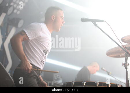 Manchester, Angleterre. 9 mai, 2015. Les esclaves ( Isaac Holman et Laurie Vincent) en concert à Gorilla devant une foule de vendre. Banque D'Images