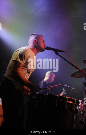 Manchester, Angleterre. 9 mai, 2015. Les esclaves ( Isaac Holman et Laurie Vincent) en concert à Gorilla devant une foule de vendre. Banque D'Images