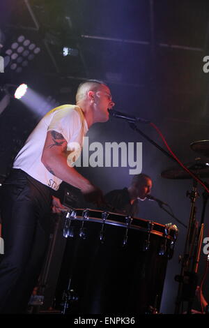 Manchester, Angleterre. 9 mai, 2015. Les esclaves ( Isaac Holman et Laurie Vincent) en concert à Gorilla devant une foule de vendre. Banque D'Images