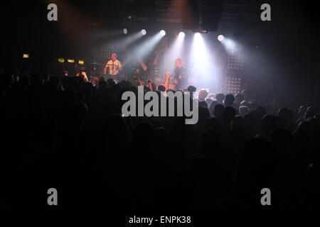 Manchester, Angleterre. 9 mai, 2015. Les esclaves ( Isaac Holman et Laurie Vincent) en concert à Gorilla devant une foule de vendre. Banque D'Images