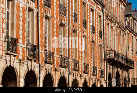 Bâtiments historiques dans le Marais (le marais) arrondissement de Paris. Banque D'Images