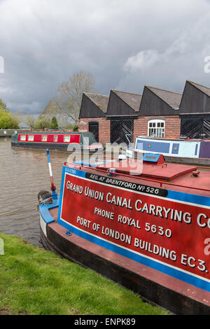 15-04 amarré à Tardebigge sur le Canal de Worcester et Birmingham au printemps, Worcestershire, Angleterre, RU Banque D'Images