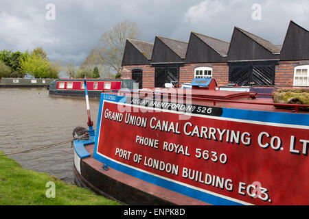 15-04 amarré à Tardebigge sur le Canal de Worcester et Birmingham au printemps, Worcestershire, Angleterre, RU Banque D'Images