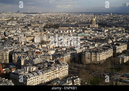 Ariel sur Paris de la Tour Eiffel, Paris, France avec le dôme d'or de l'Hôtel National des Invalides sur la droite Banque D'Images